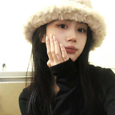 在大雪封闭的山庄里